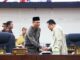 Plh Sekda Provinsi Banten Deden Apriandhi saat bersalaman dengan Wakil Ketua DPRD Provinsi Banten Budi Prajogo.