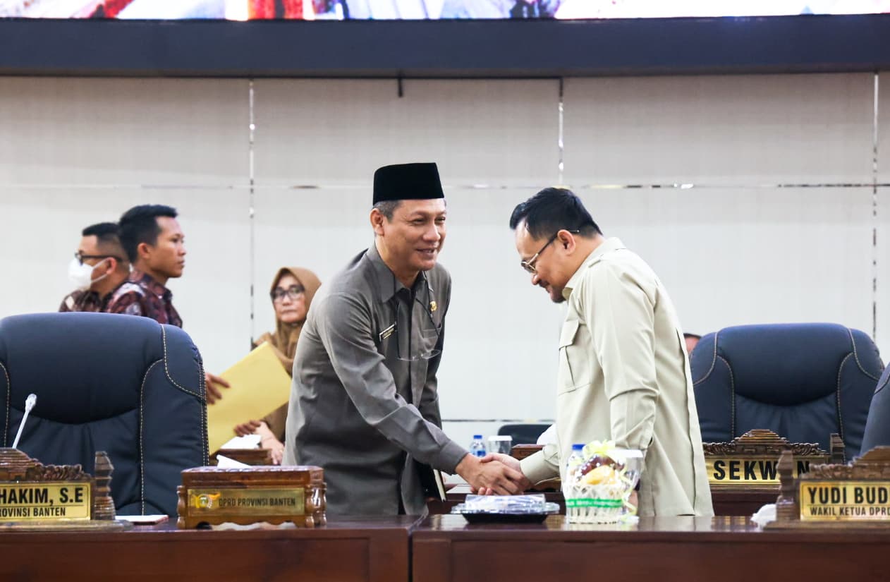 Plh Sekda Provinsi Banten Deden Apriandhi saat bersalaman dengan Wakil Ketua DPRD Provinsi Banten Budi Prajogo.