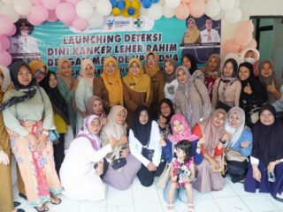Bupati Dewi saat bersama masyarakat di di UPT Puskesmas Saketi.