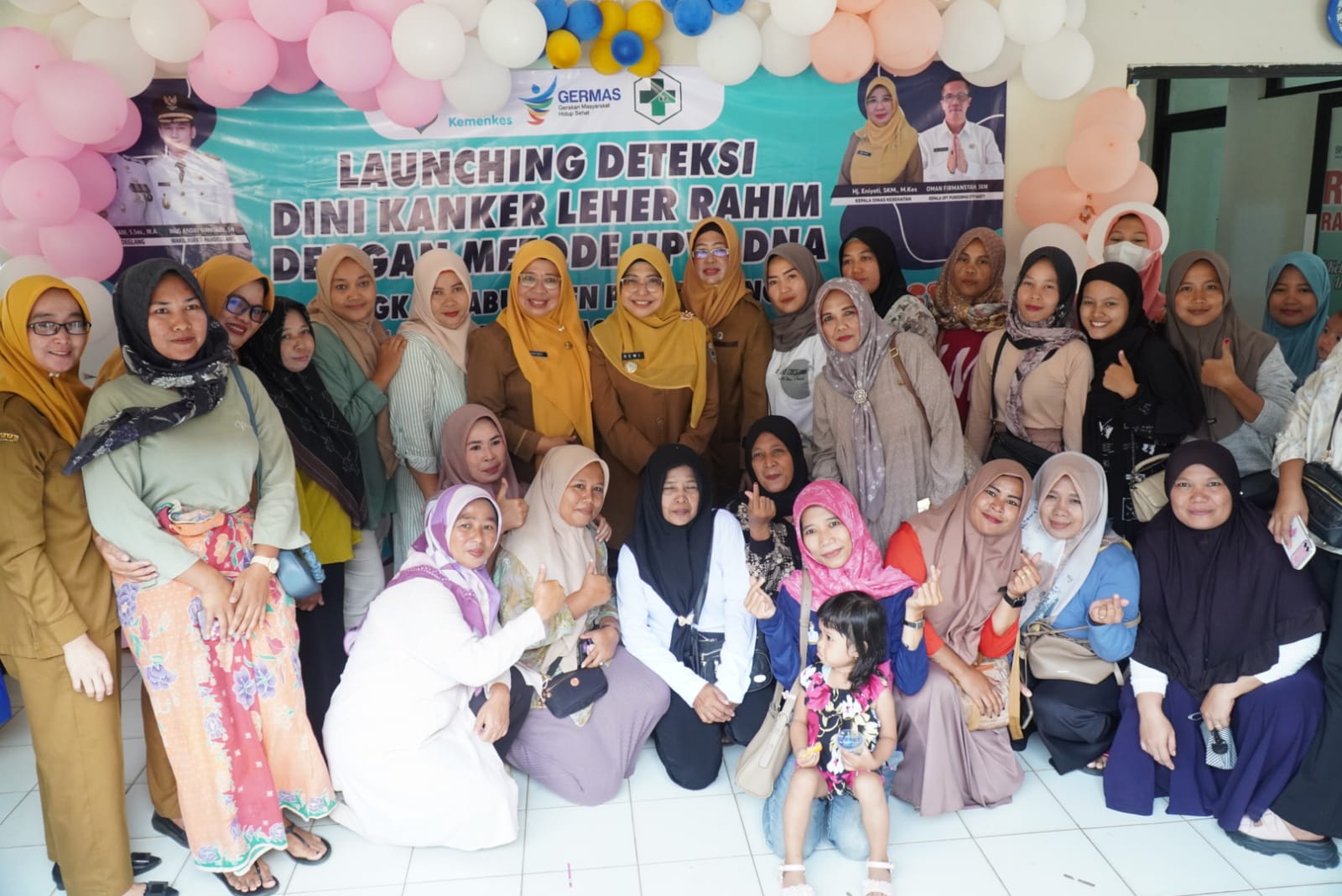 Bupati Dewi saat bersama masyarakat di di UPT Puskesmas Saketi.