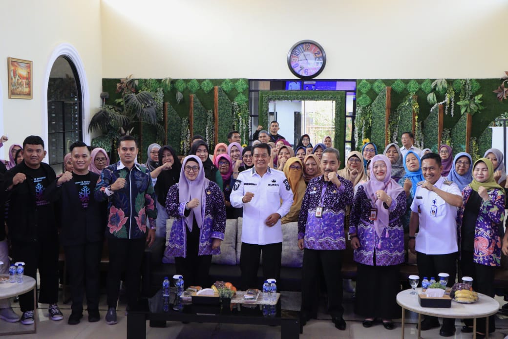 Bupati Maesyal dan Wabup Intan serta Camat Dadang Sudrajat bersama Pelaku UMKM Kecamatan Kelapa Dua.