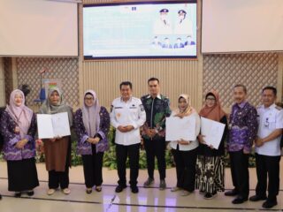 Bupati Maesyal dan Wabup Intan serta Camat Dadang bersama Pelaku UMKM Kecamatan Kelapa Dua.