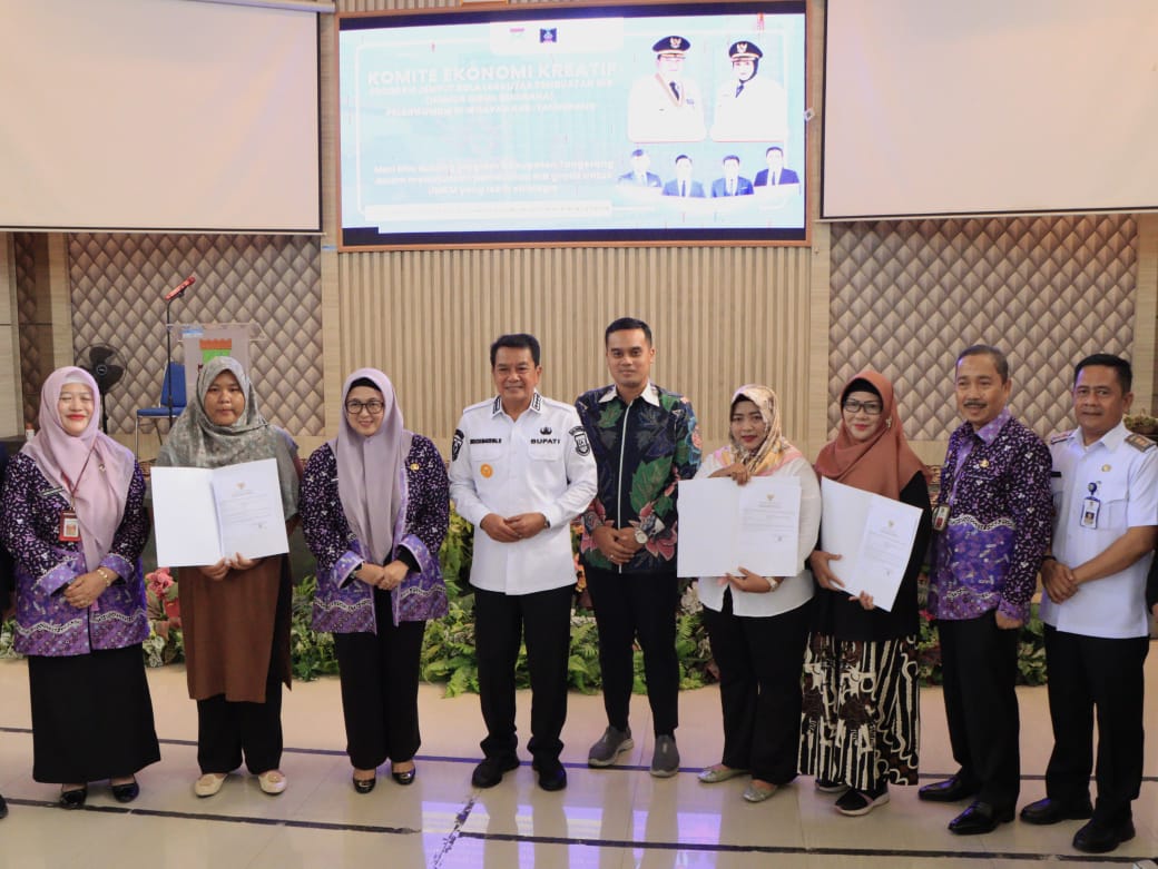 Bupati Maesyal dan Wabup Intan serta Camat Dadang bersama Pelaku UMKM Kecamatan Kelapa Dua.