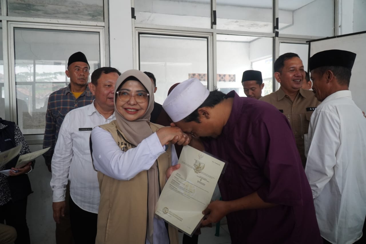 Bupati Dewi saat menyerahkan sertifikat tanah ke warga Ciburial Cimanggu.