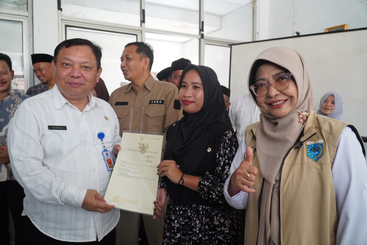 Bupati Dewi saat menyerahkan sertifikat tanah ke warga Ciburial Cimanggu.