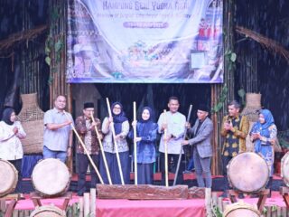 Bupati Serang Ratu Rachmatu Zakiyah saat bersama bersama pejabat lainnya.