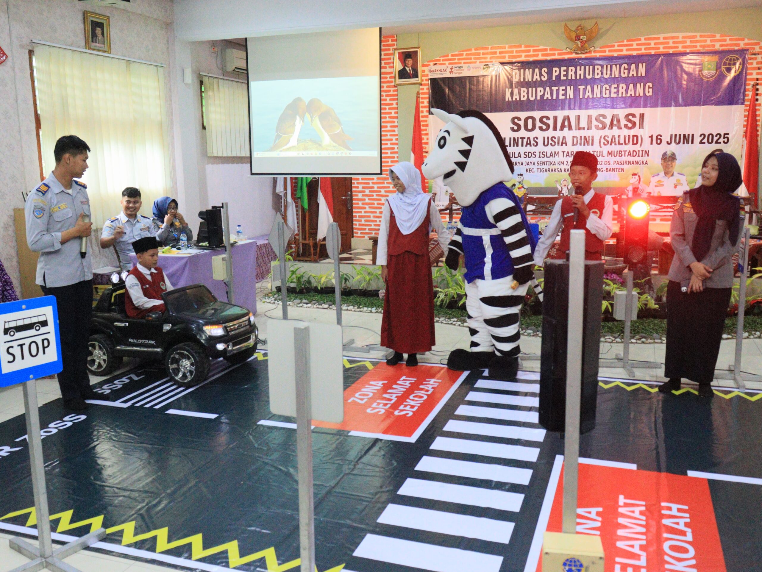 Sosialisasi keselamatan lalu lintas ke pelajar SD.
