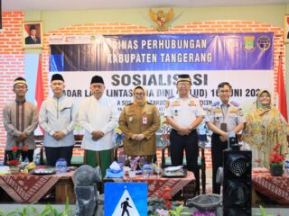 Wabup Intan Didampingi Kadishub Taufik saat sosialisasi keselamatan lalu lintas ke pelajar.