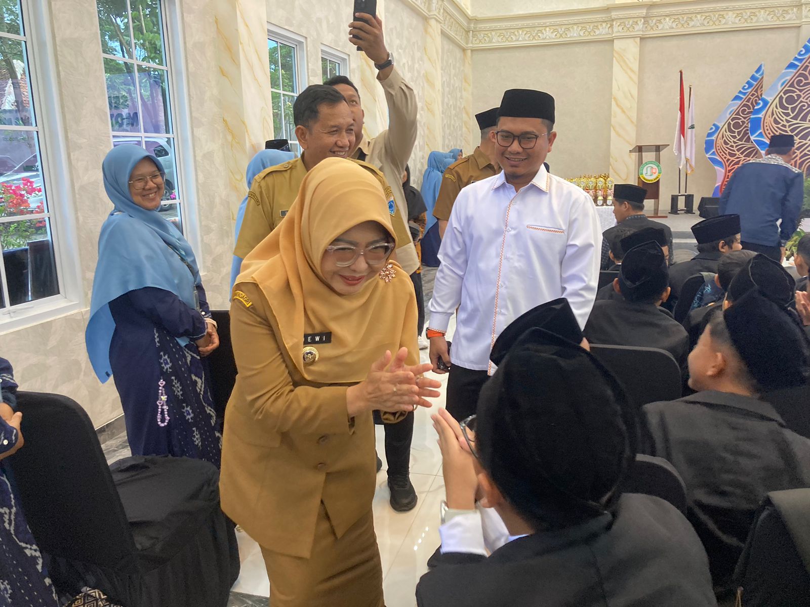 Bupati Dewi saat menyapa pelajar Sekolah Dasar Islam Terpadu (SDIT) Irsyadul Ibad.