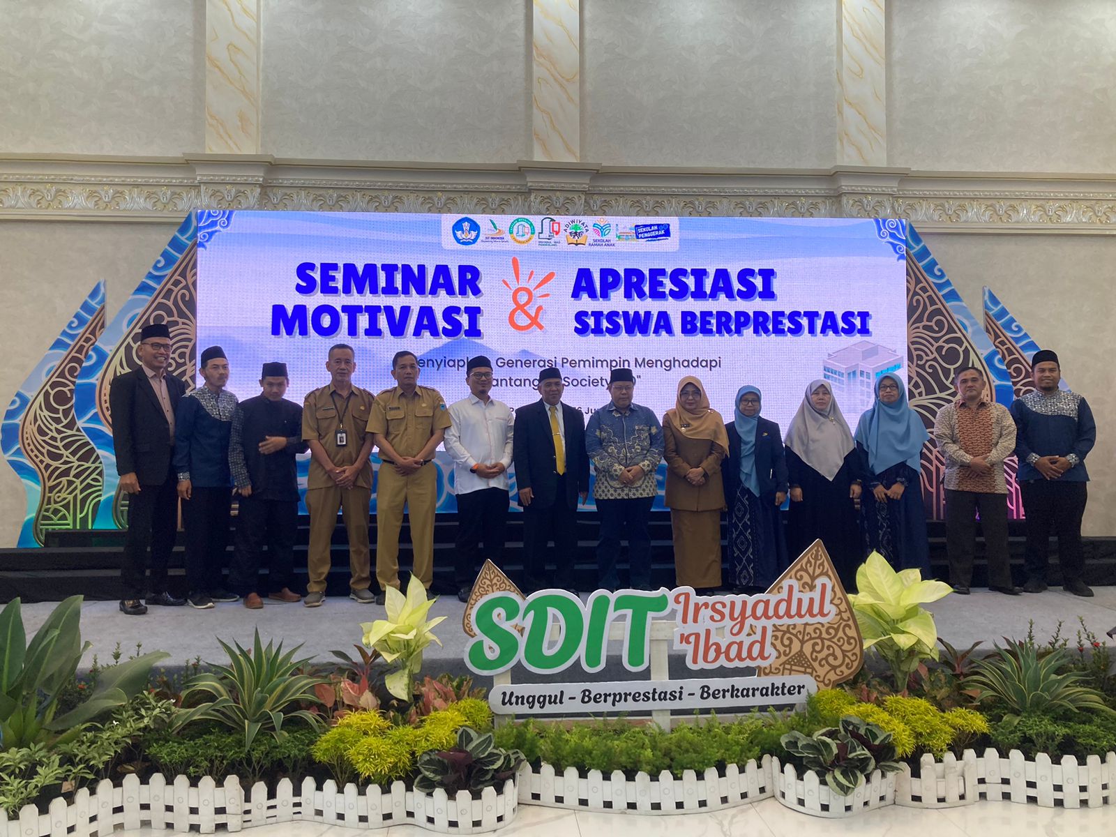 Bupati Dewi saat bersama jajarannya dan narasumber lainnya.