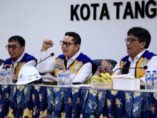 Maryono Wakil Wali Kota Tangerang saat memberikan semangat kepada para pekerja kontruksi.