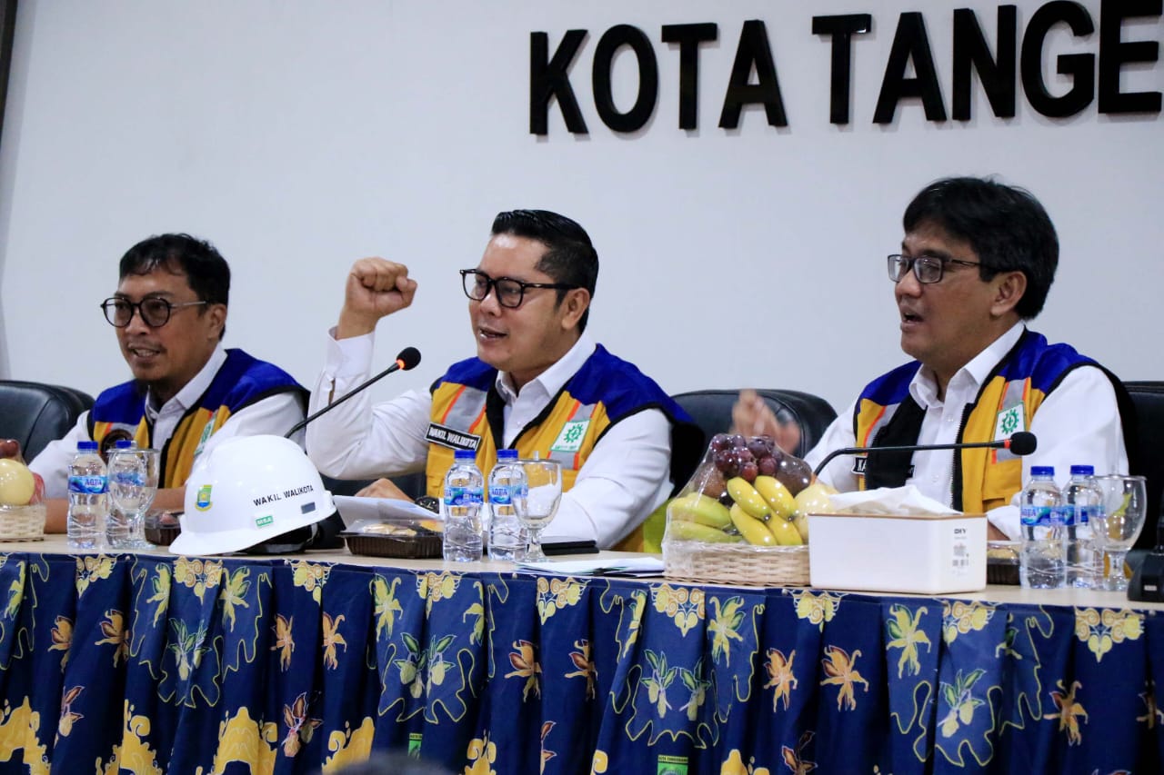 Maryono Wakil Wali Kota Tangerang saat memberikan semangat kepada para pekerja kontruksi.