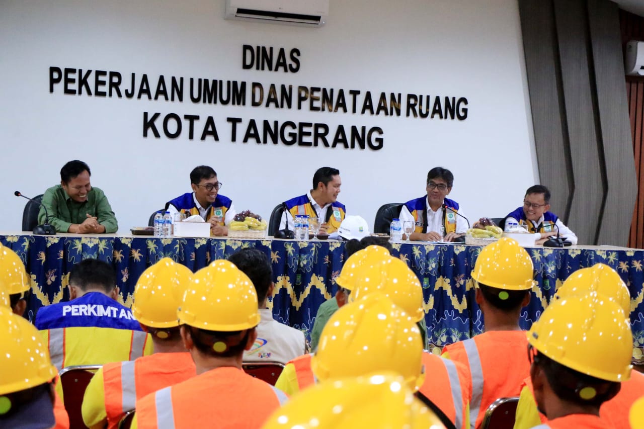 Maryono Wakil Wali Kota Tangerang saat memberikan semangat kepada para pekerja kontruksi.