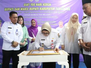 Wabup Intan Didampingi Kadis Hj. Nurul Hayati, Camat Dadang saat meresmikan Perpustakaan Modern Gembala di Curug Sangereng.