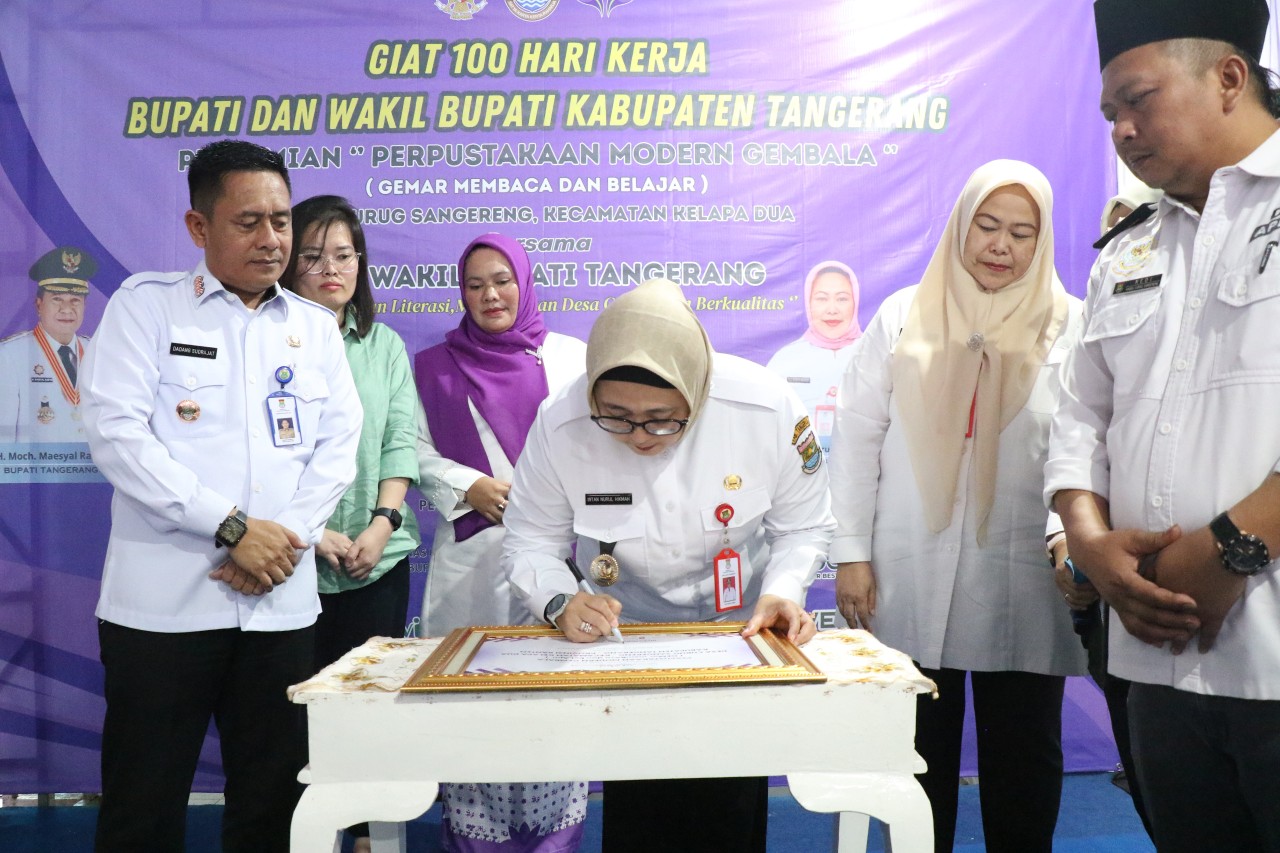 Wabup Intan Didampingi Kadis Hj. Nurul Hayati, Camat Dadang saat meresmikan Perpustakaan Modern Gembala di Curug Sangereng.