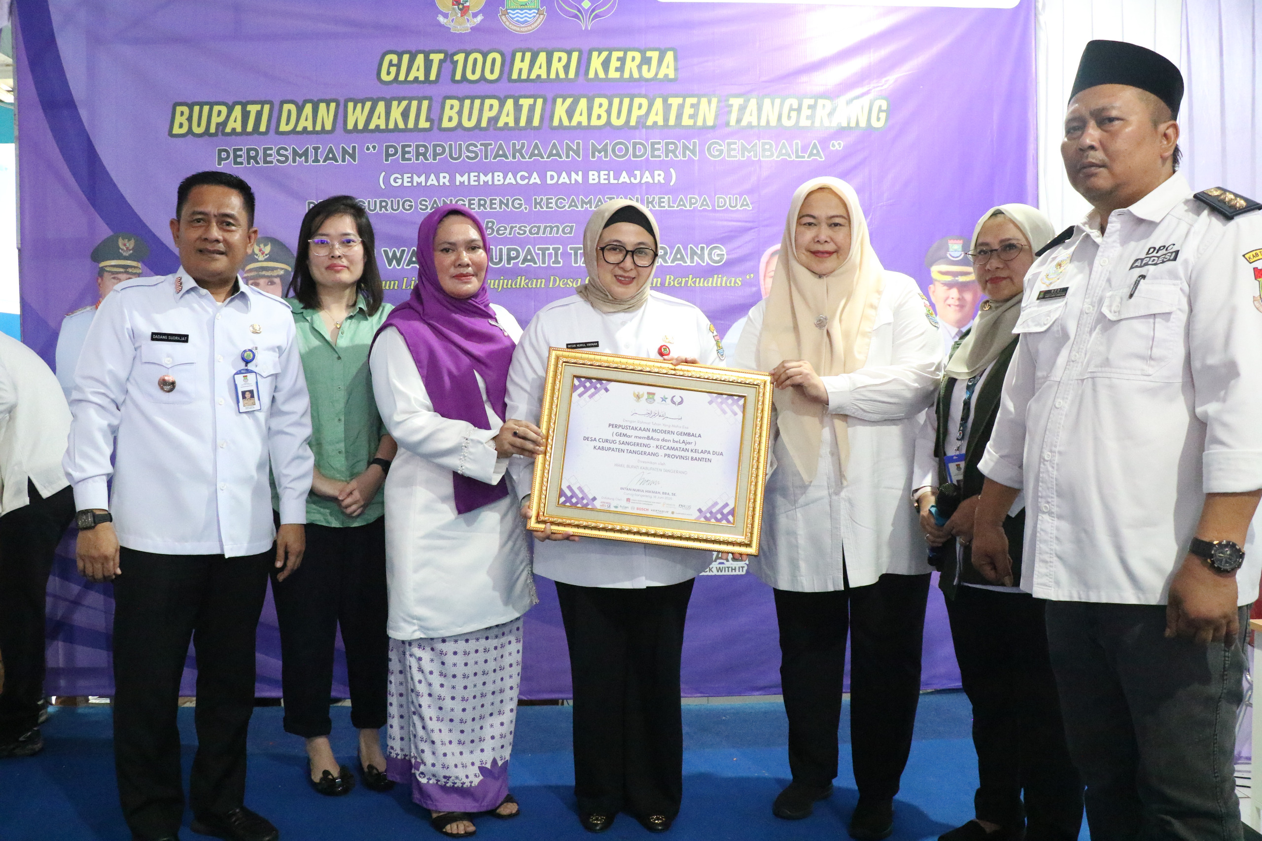 Wabup Intan Didampingi Kadis Hj. Nurul Hayati, Camat Dadang saat meresmikan Perpustakaan Modern Gembala di Curug Sangereng.