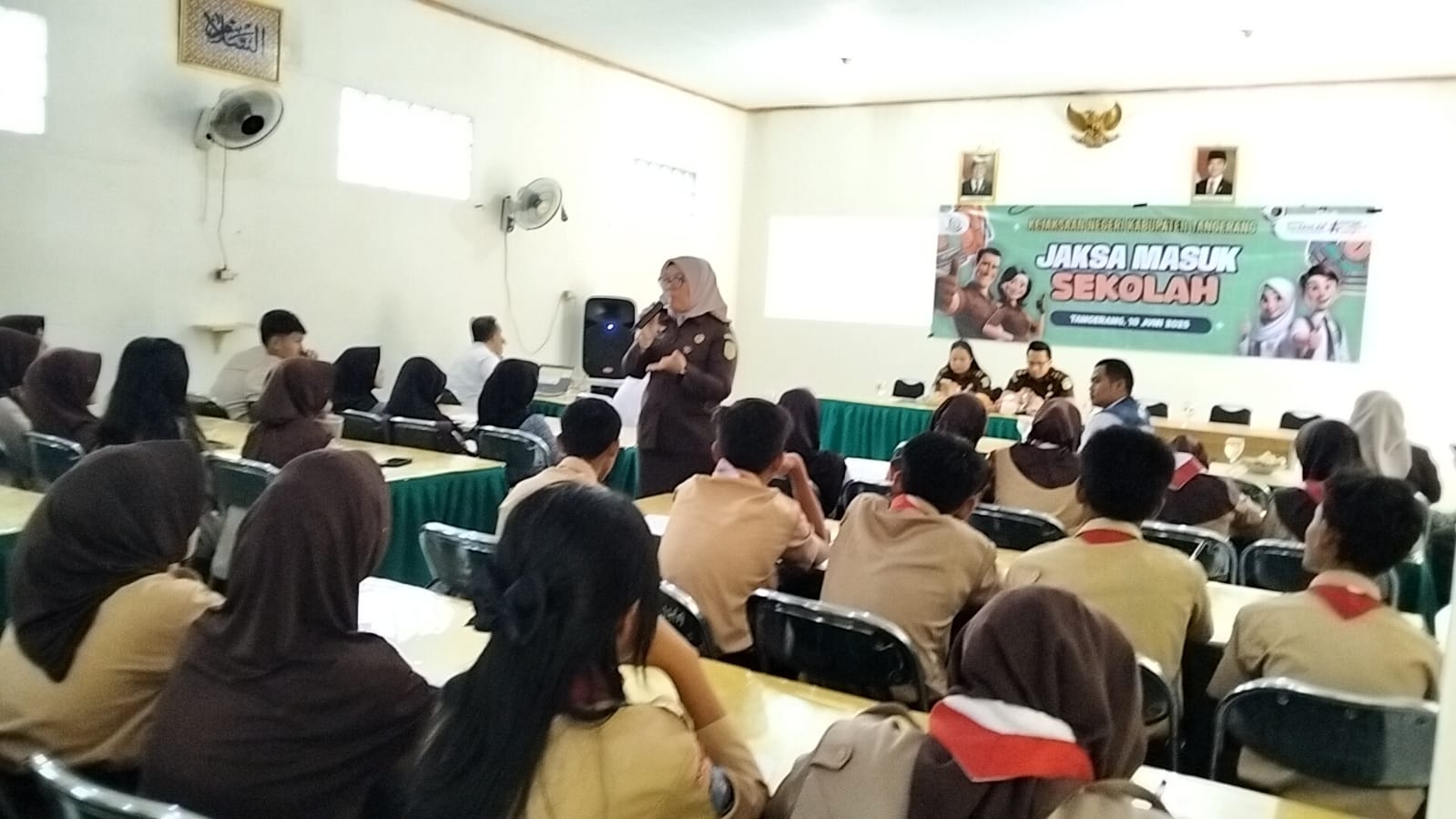 Jaksa Kabupaten Tangerang saat menyampaikan materi edukasi hukum ke pelajar di SMPN 1 Cisoka.