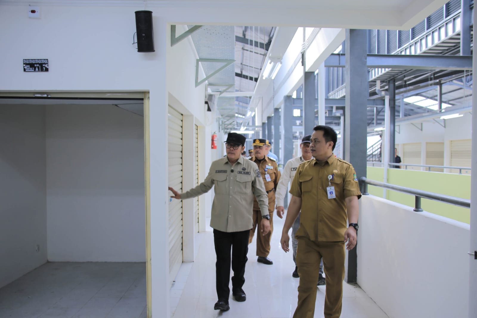 Maryono saat mengecek kios-kios fasilitas baru di Pasar Anyar.