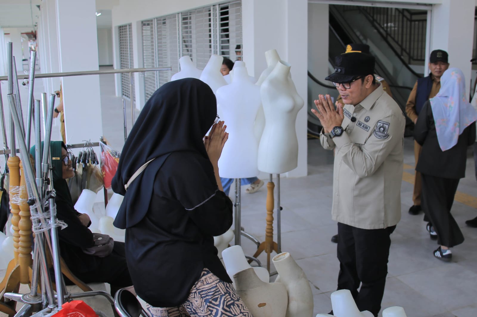 Maryono saat menyapa pedagang di Pasar Anyar.