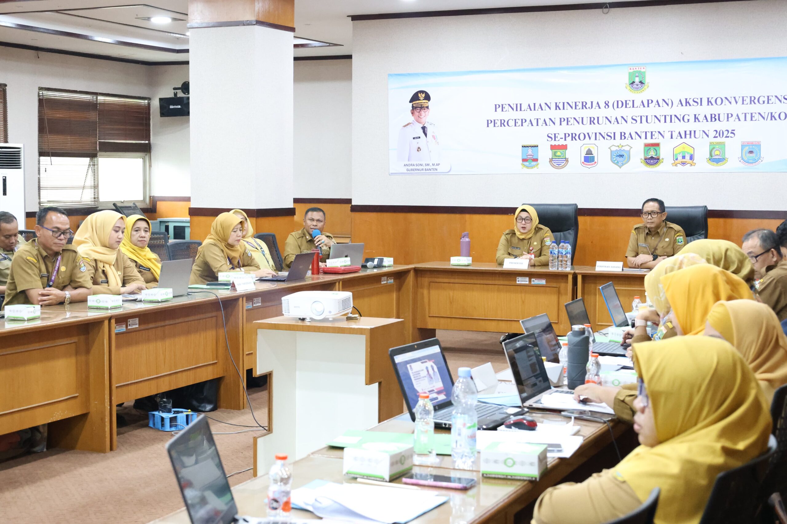 Wabup Intan bersama jajarannya saat di Bappeda Banten.