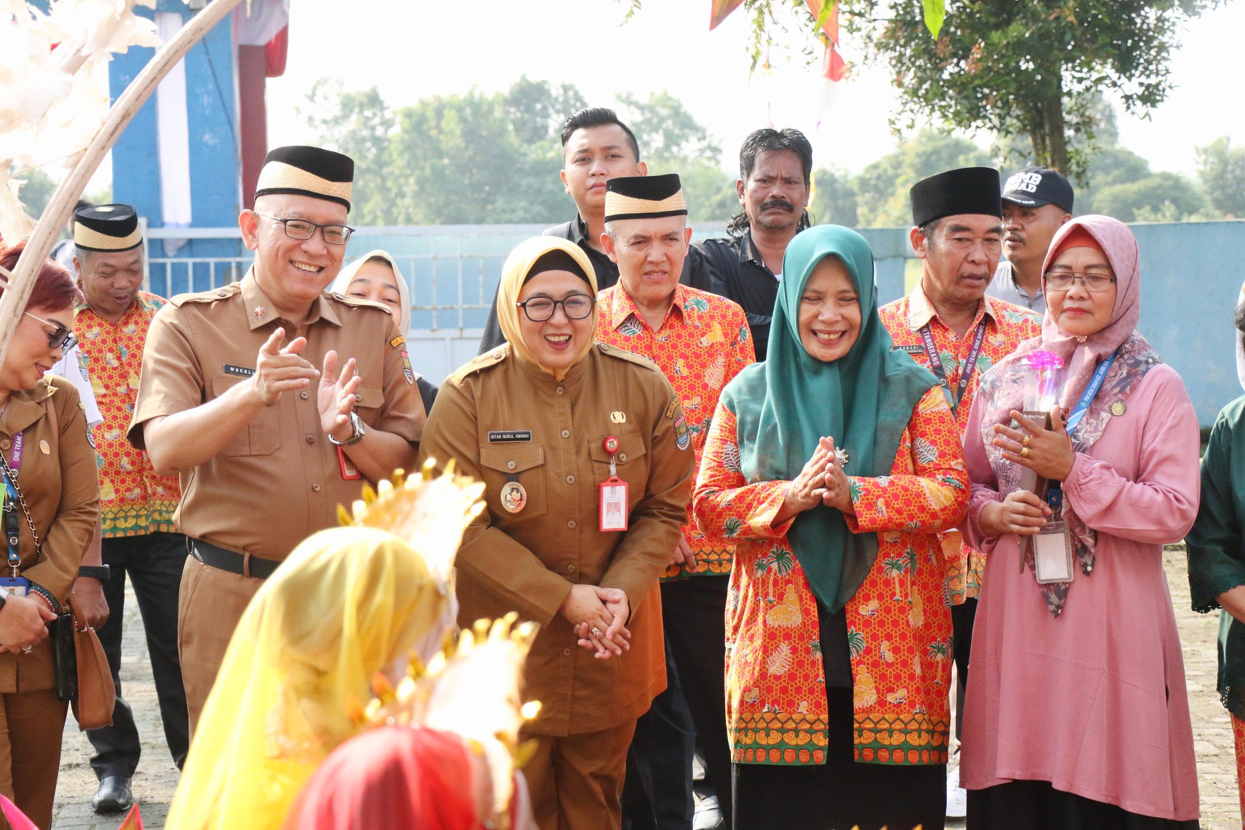 Wabup Intan saat di sambut Warga Desa Taban Kecamatan Jambe.