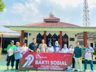 Kapolsek Johan bersama jajarannya saat bhakti sosial ke masyarakat di wilayah Kecamatan Cikupa.