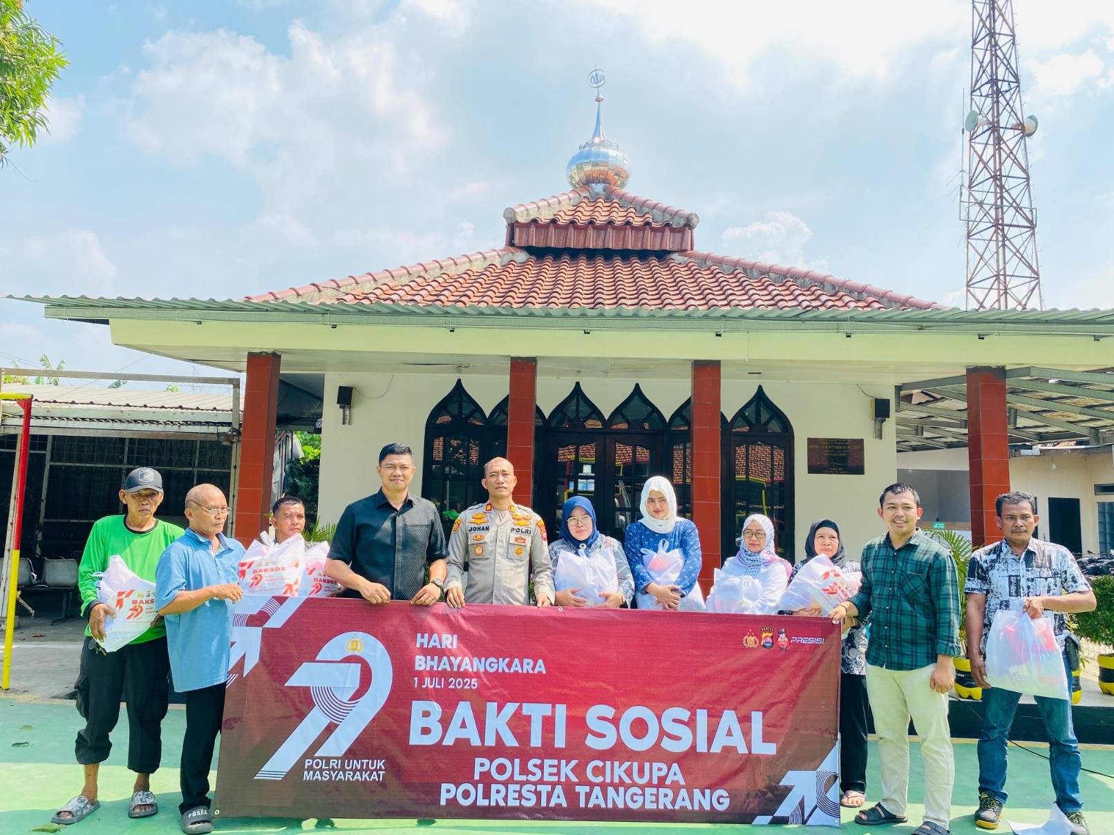 Kapolsek Johan bersama jajarannya saat bhakti sosial ke masyarakat di wilayah Kecamatan Cikupa.