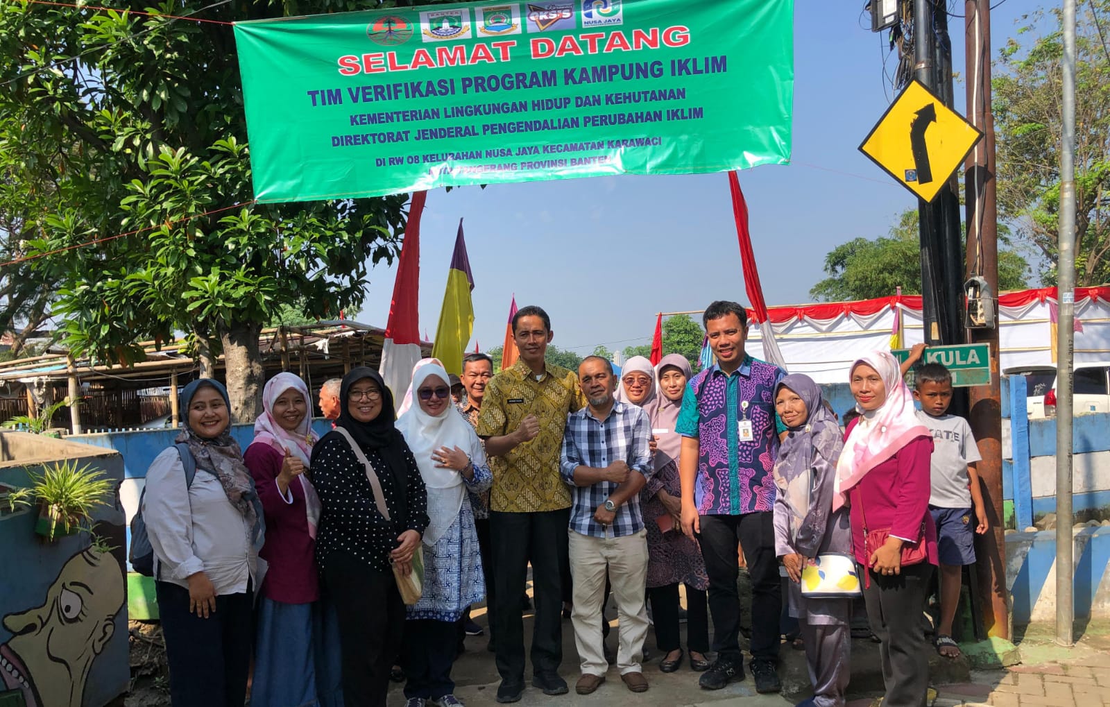 Tim KLHK saat mengunjungi wilayah kelurahan Nusa Jaya.