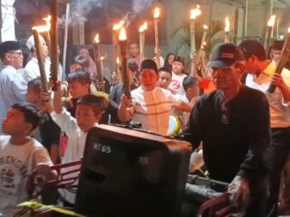 Warga Priuk Jaya saat menggelar pawai obor.