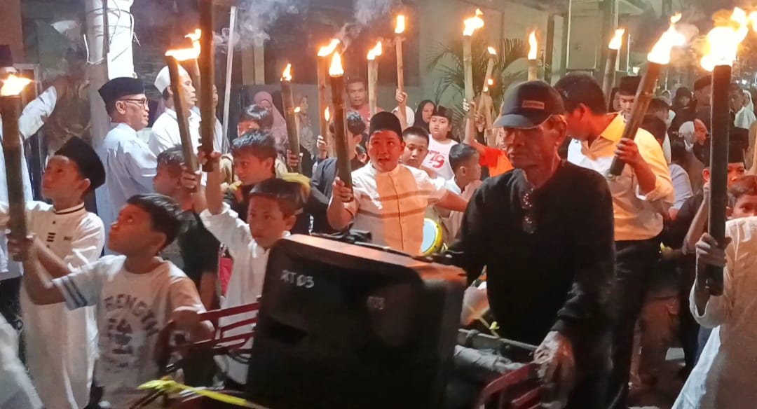 Warga Priuk Jaya saat menggelar pawai obor.