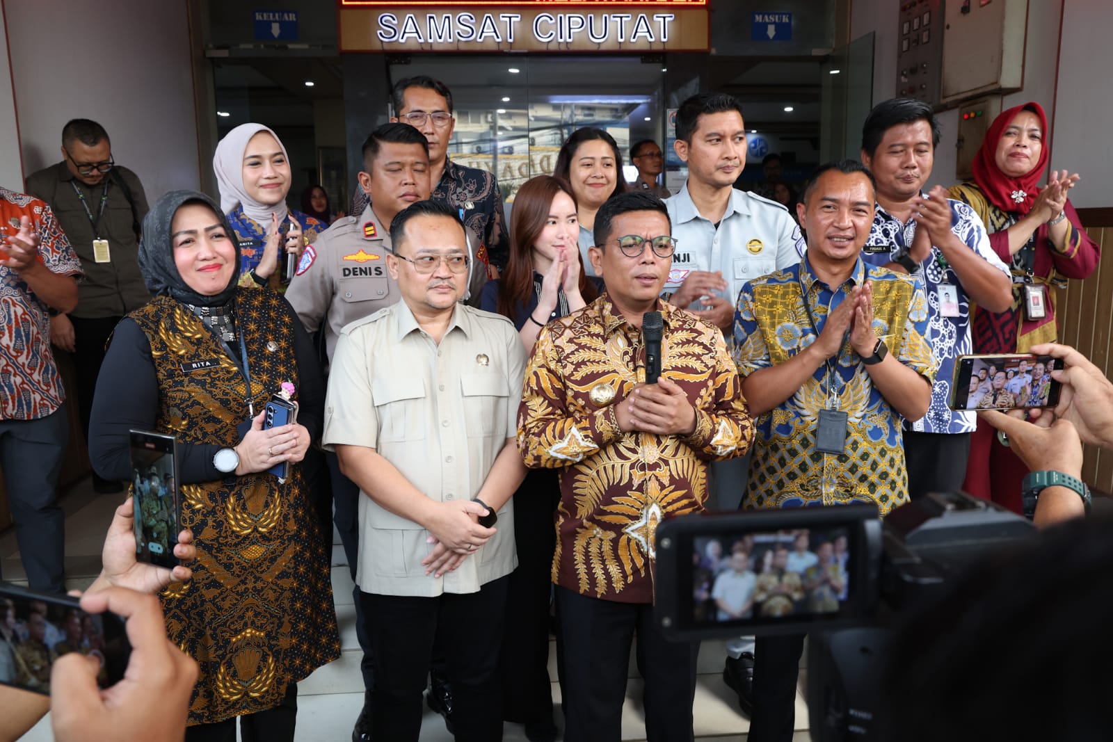 Gubernur Andra Soni bersama jajarannya saat di Samsat Ciputat.