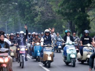 Maryono saat ikut riding scooter sarungan.