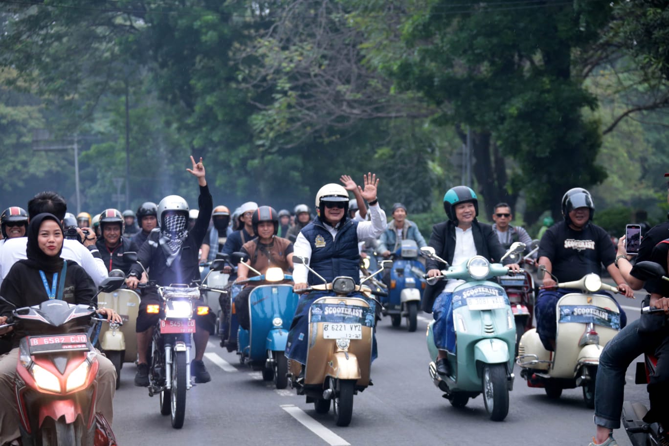 Maryono saat ikut riding scooter sarungan.