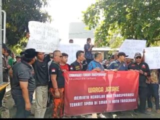 Warga Jatake saat menggelar aksi di SMAN 11 Jatake.