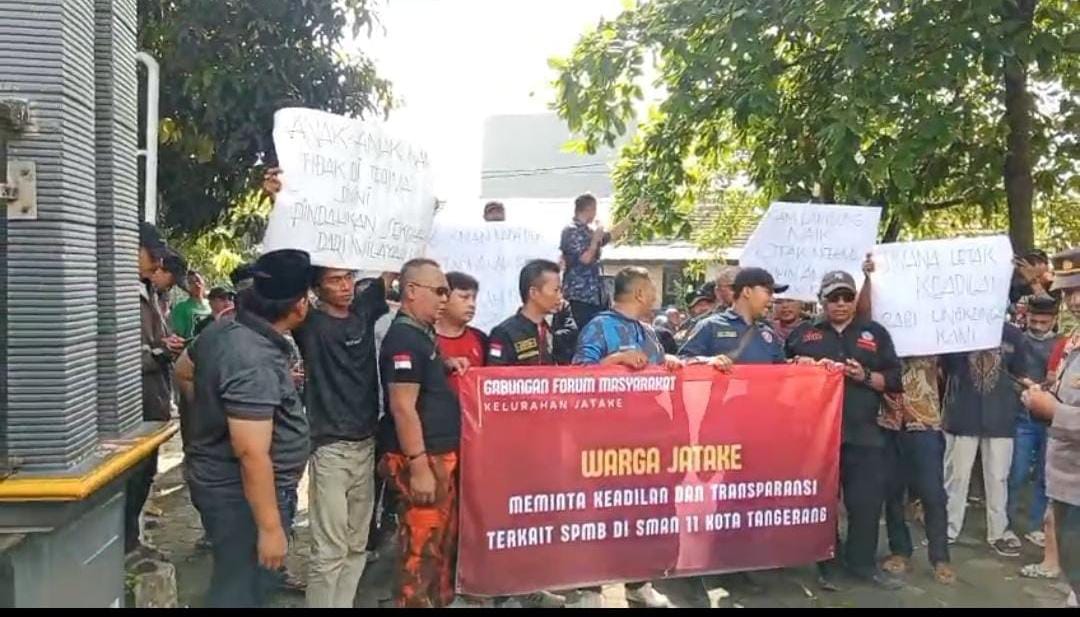 Warga Jatake saat menggelar aksi di SMAN 11 Jatake.