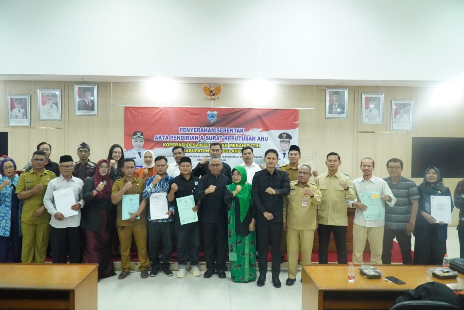 Bupati Dewi bersama jajarannya saat menyerahkan SK Kopdes Merah Putih.