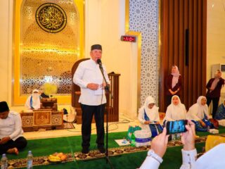 Wali Kota Benyamin saat menyampaikan sambutannya di acara pengajian majlis taklim.