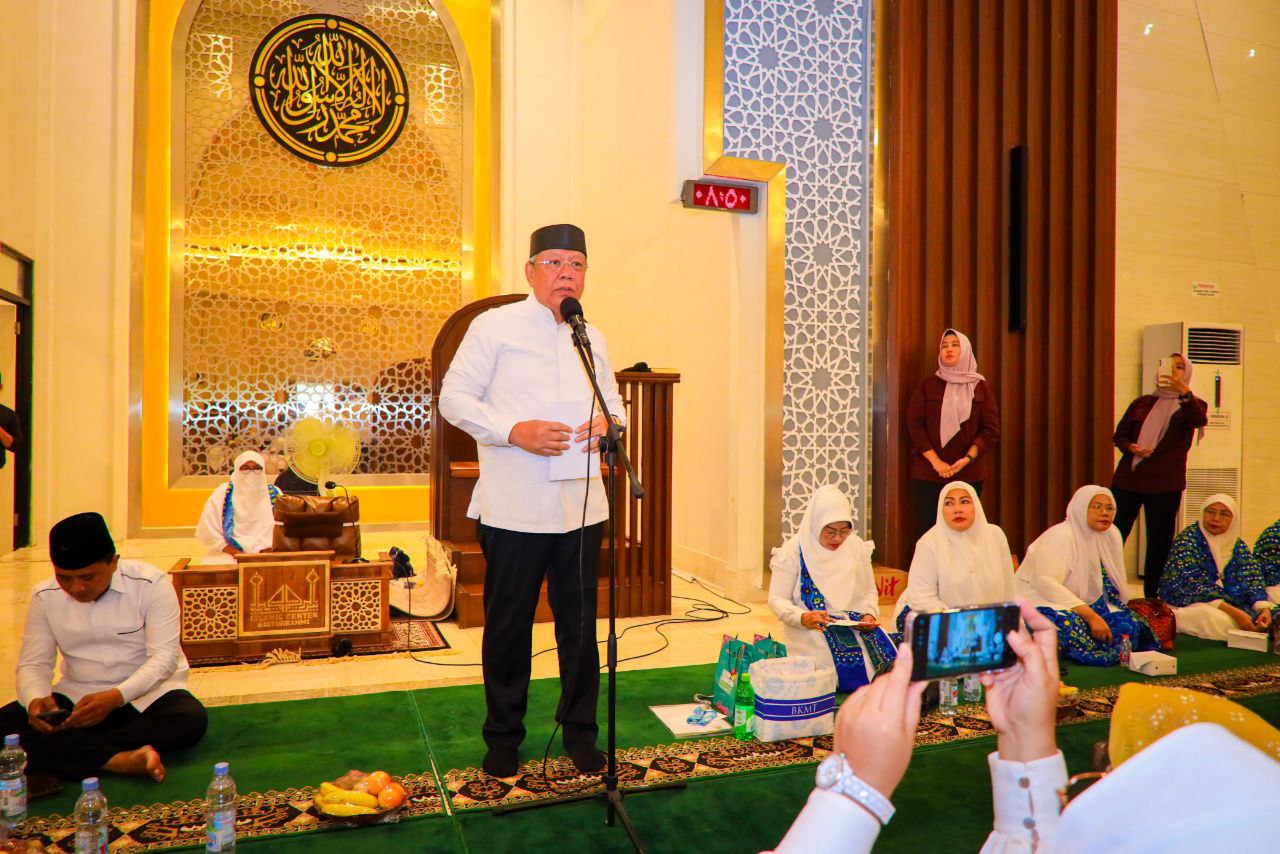 Wali Kota Benyamin saat menyampaikan sambutannya di acara pengajian majlis taklim.