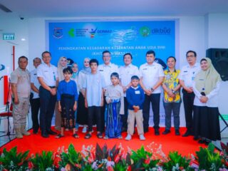 Sekda Bambang bersama jajarannya saat menghadiri kegiatan sunatan massal anak gratis.
