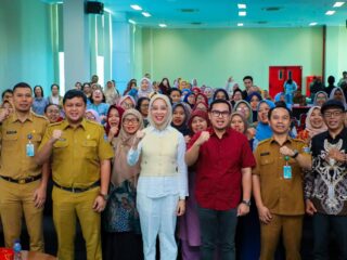 Pilar Saga Ichsan dan Jajarannya saat bersama para guru PAUD Tangsel.