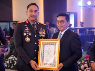 Kapolda Banten Berikan Penghargaan ke Gubernur Andra Soni di HUT Bhayangkara