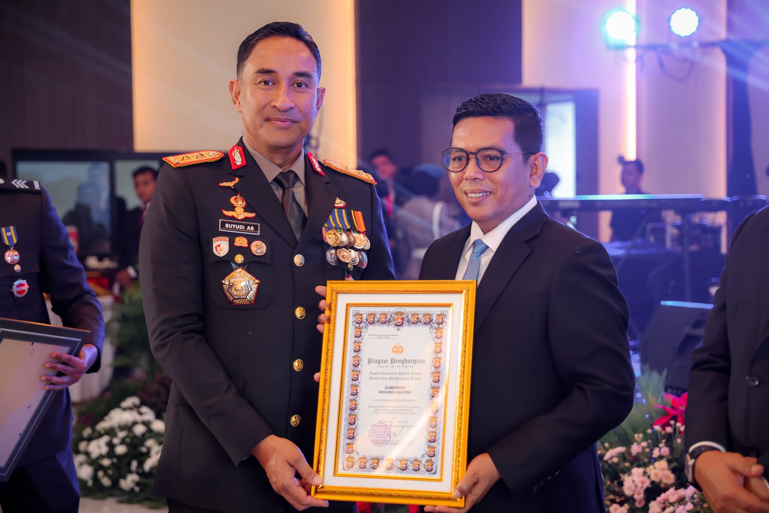 Kapolda Banten saat memberikan penghargaan ke Gubernur Andra Soni.