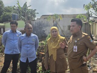 Jaksa Pengacara Negara Kajari Kabupaten Tangerang bersama Pejabat Pemkab Tangerang saat di lokasi aset.