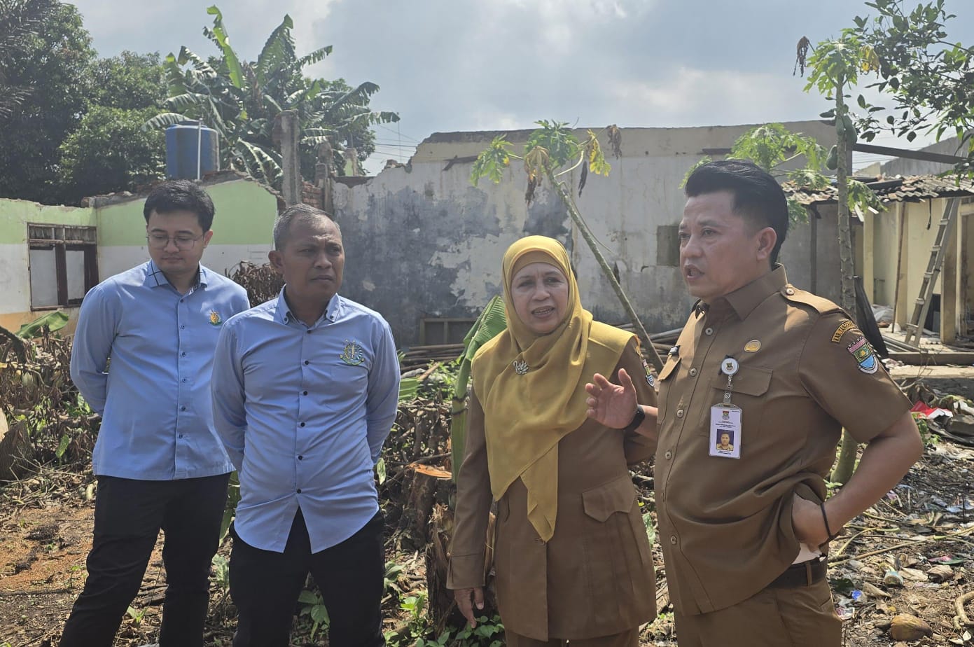 Jaksa Pengacara Negara Kajari Kabupaten Tangerang bersama Pejabat Pemkab Tangerang saat di lokasi aset.