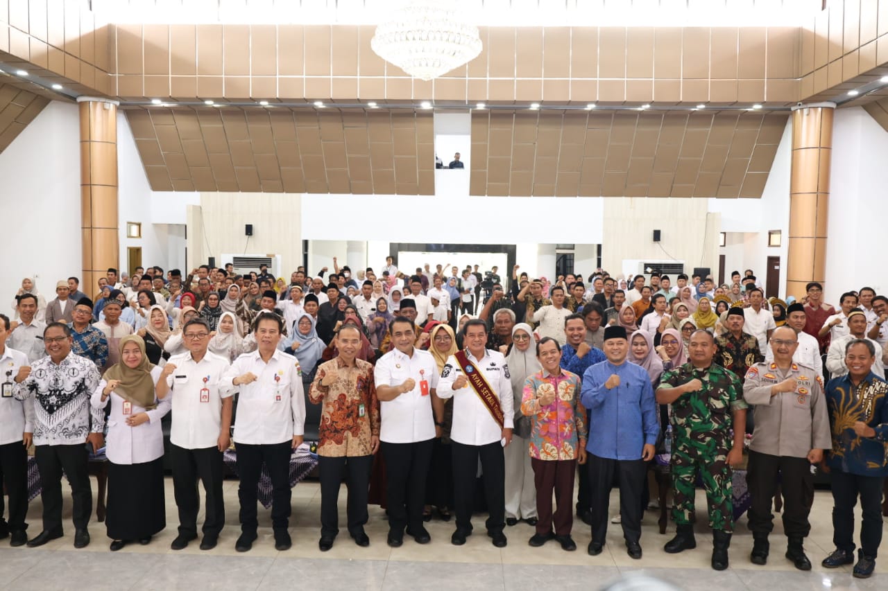 Bupati Maesyal dan Kadis Dadan Gandana saat foto bersama narasumber dan para pihak sekolah swasta.