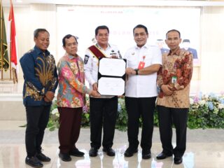 Bupati Maesyal dan Kadis Dadan Gandana bersama narasumber dan pihak sekolah swasta.