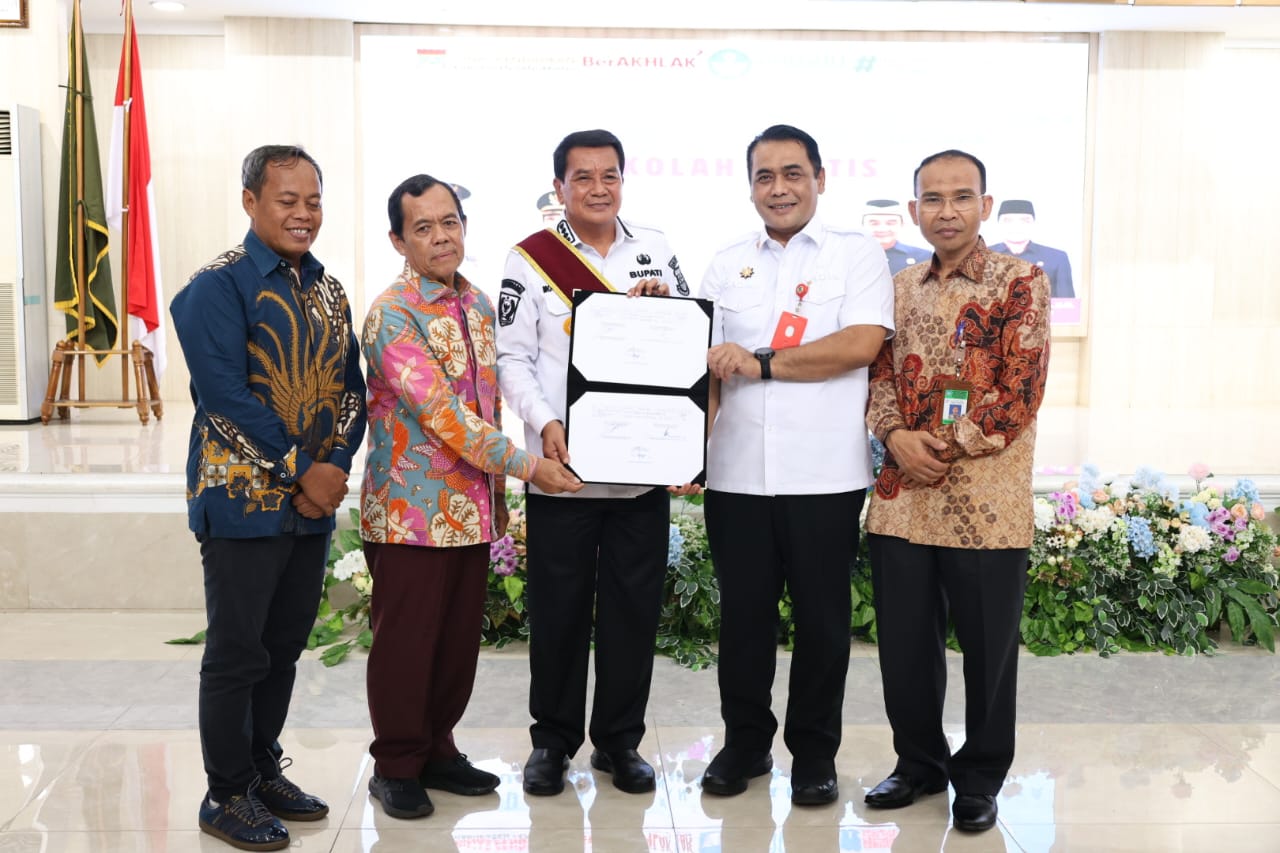 Bupati Maesyal dan Kadis Dadan Gandana bersama narasumber dan pihak sekolah swasta.