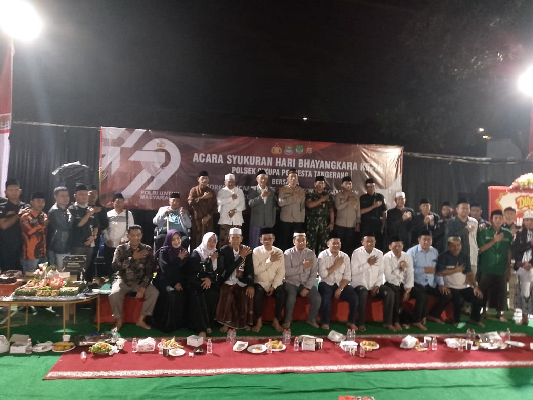 Masyarakat saat foto bersama dengan jajaran Polsek Cikupa.