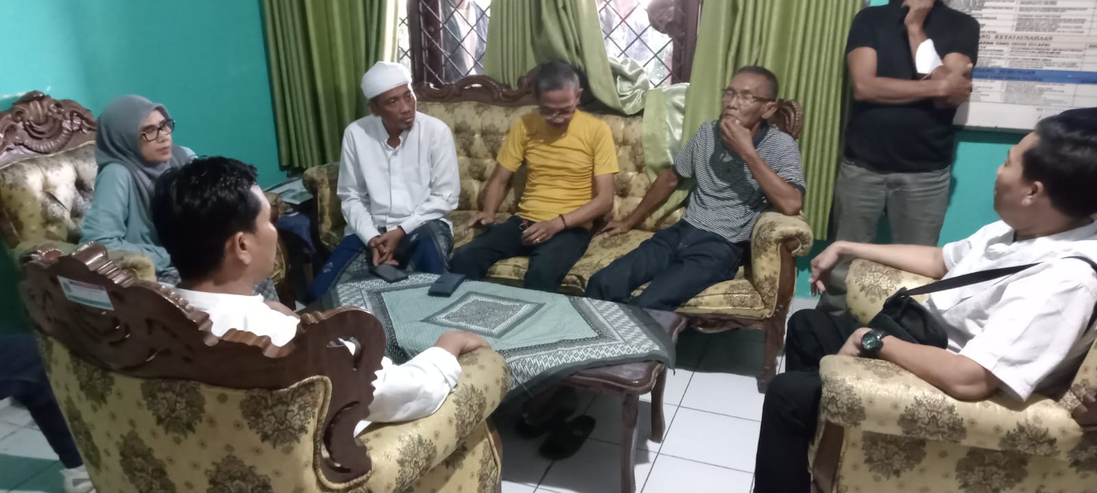 Warga saat berdialog dengan pengurus Komite SMAN 12 Kabupaten Tangerang.