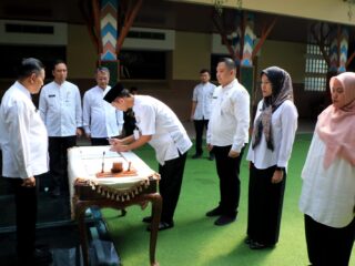 Sekda Herman saat melakukan pelantikan ASN Jabatan fungsional.